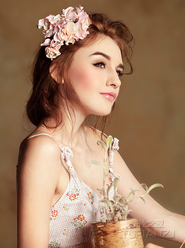 点击大图看下一张:欧美清纯甜美范儿少女 手拿花草爱心十足