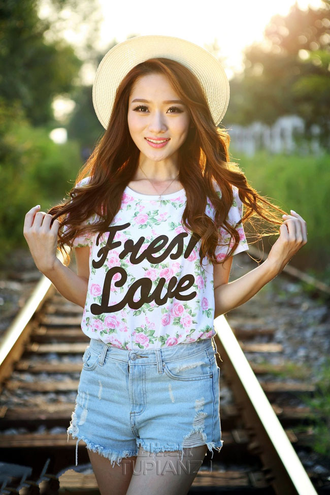 点击大图看下一张:铁轨游玩的清纯姑娘 展迷人笑容