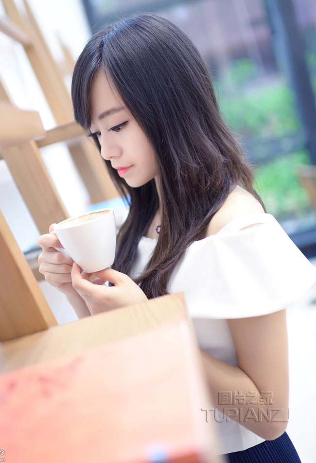 点击大图看下一张:女孩惬意午后 清纯嘟嘴照