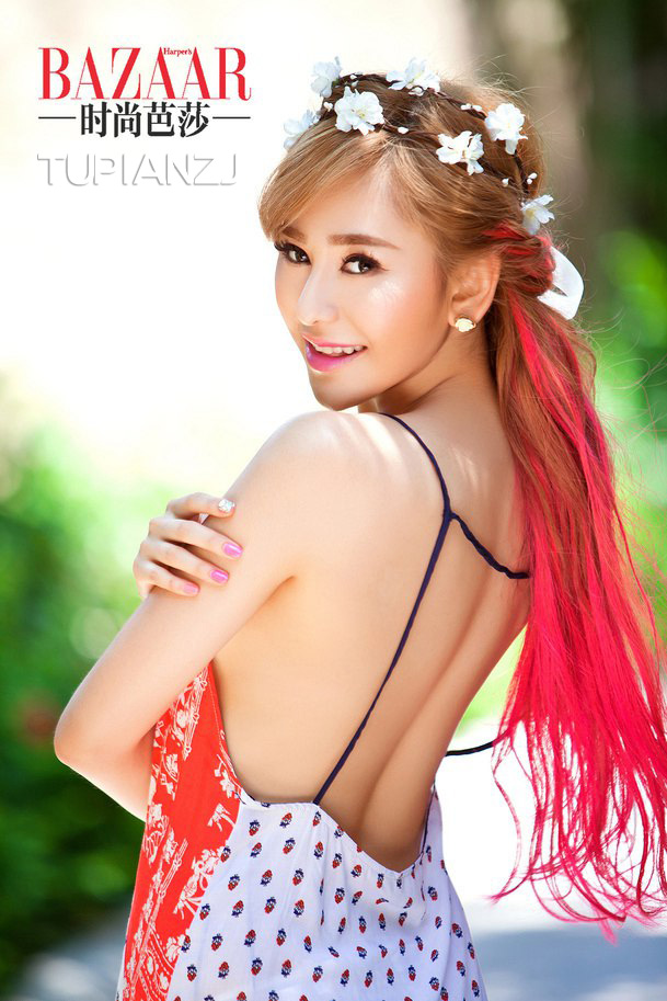 点击大图看下一张:裸背清纯女孩图片 烂漫风