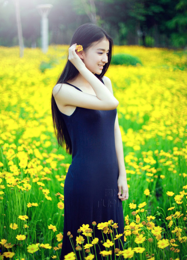 点击大图看下一张:画框中的清纯妹子 丛林中唯美写真图片