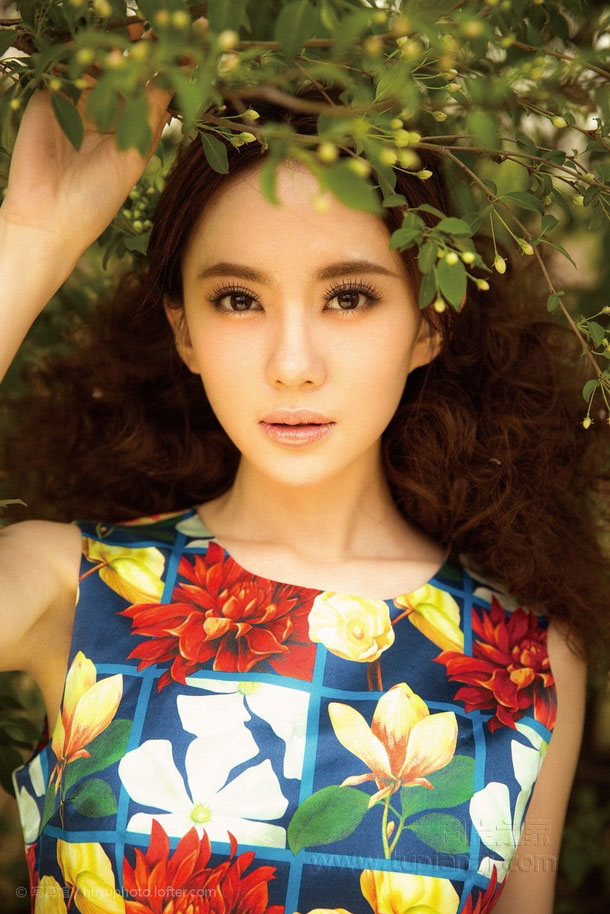 点击大图看下一张：绿树下的清纯美女照片 花裙甜美靓丽