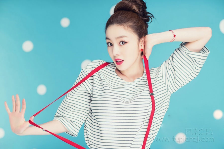 点击大图看下一张：摩登90后清纯美女图片 水嫩肌肤弹指可破