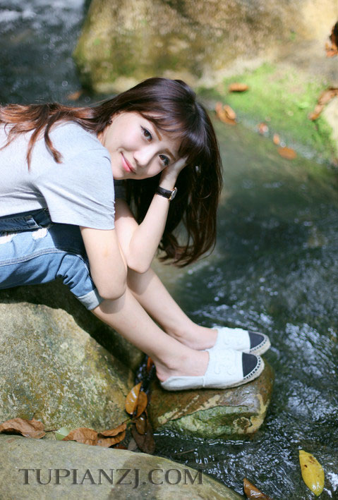 点击大图看下一张:清纯美女溪边外景照