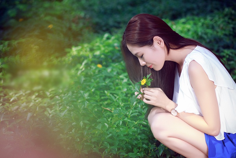 点击大图看下一张：清新清纯美女图片 夏日野外写真