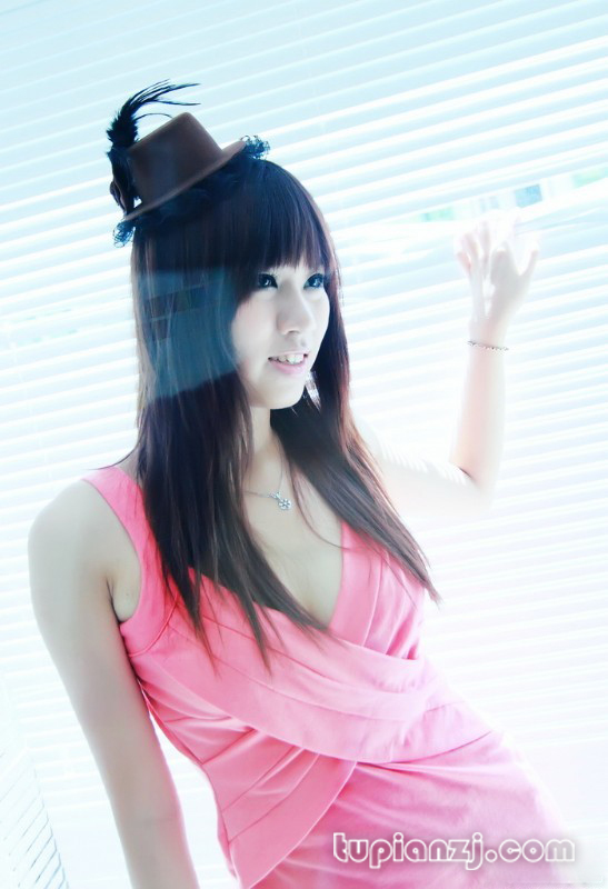 点击大图看下一张：阳光美女唯美自拍