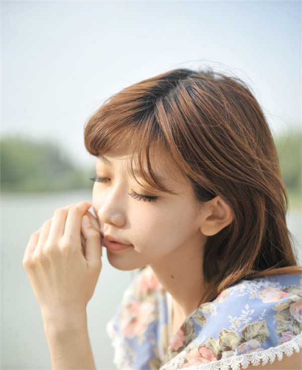 点击大图看下一张:清纯美女忧郁写真 淡淡忧愁令人心疼