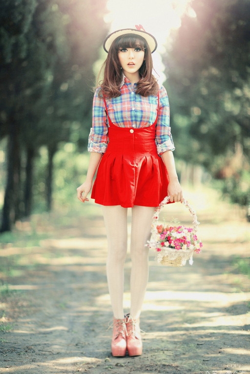 点击大图看下一张：背带红裙可爱mm乡间小路