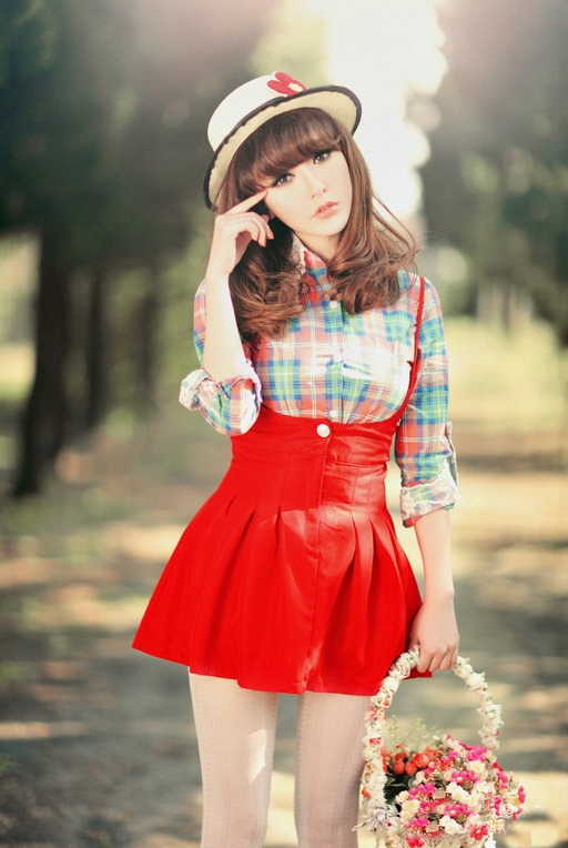 点击大图看下一张：背带红裙可爱mm乡间小路