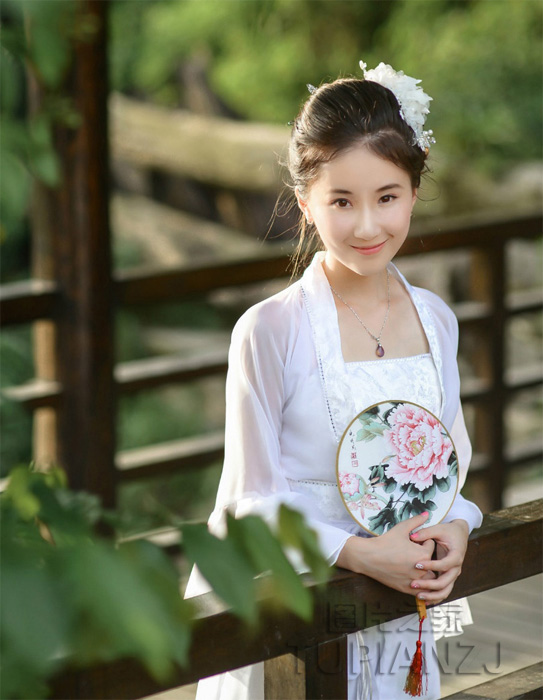 点击大图看下一张：温宛古装美女图片1