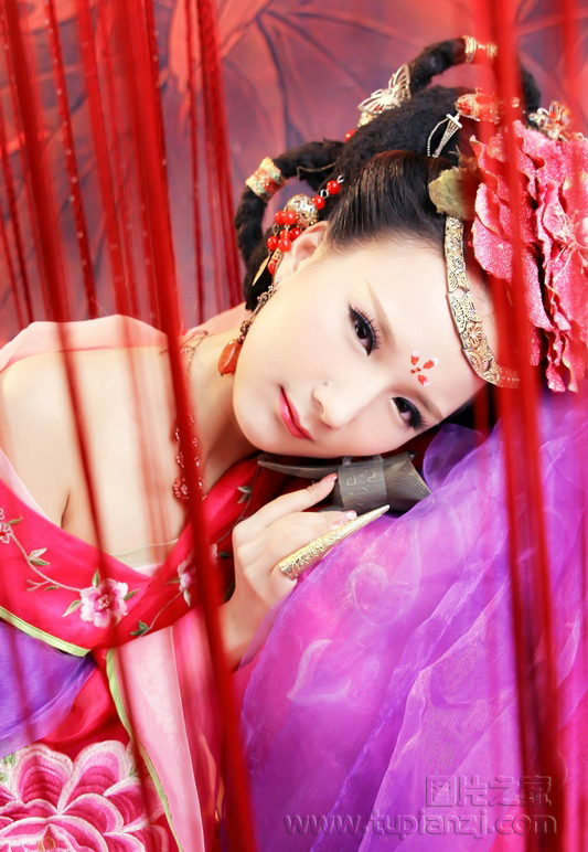 点击大图看下一张:古装美女深闺写真1