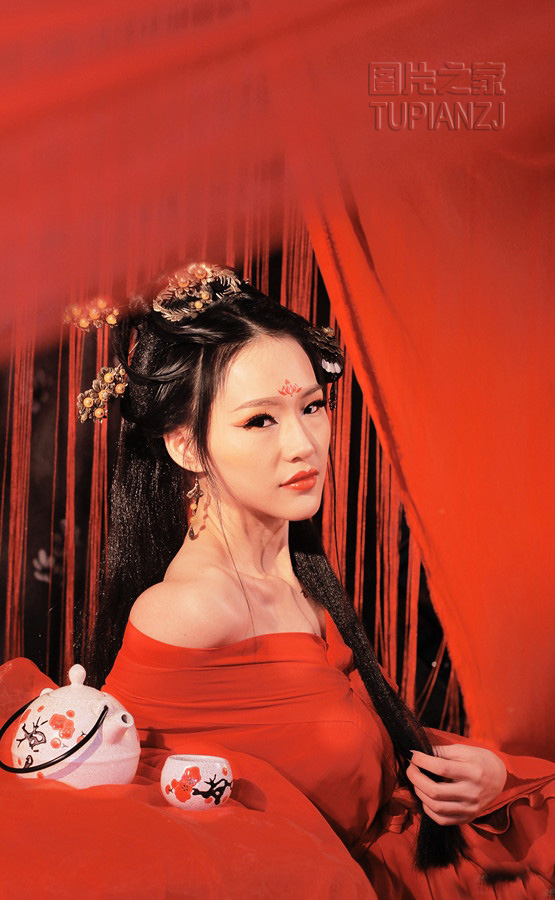 点击大图看下一张：红帐美女古装图片 性感勾魂