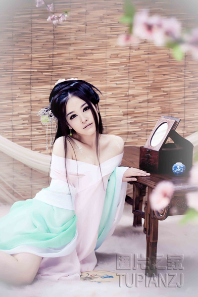 点击大图看下一张：女孩古装照 娇艳性感如梦如幻