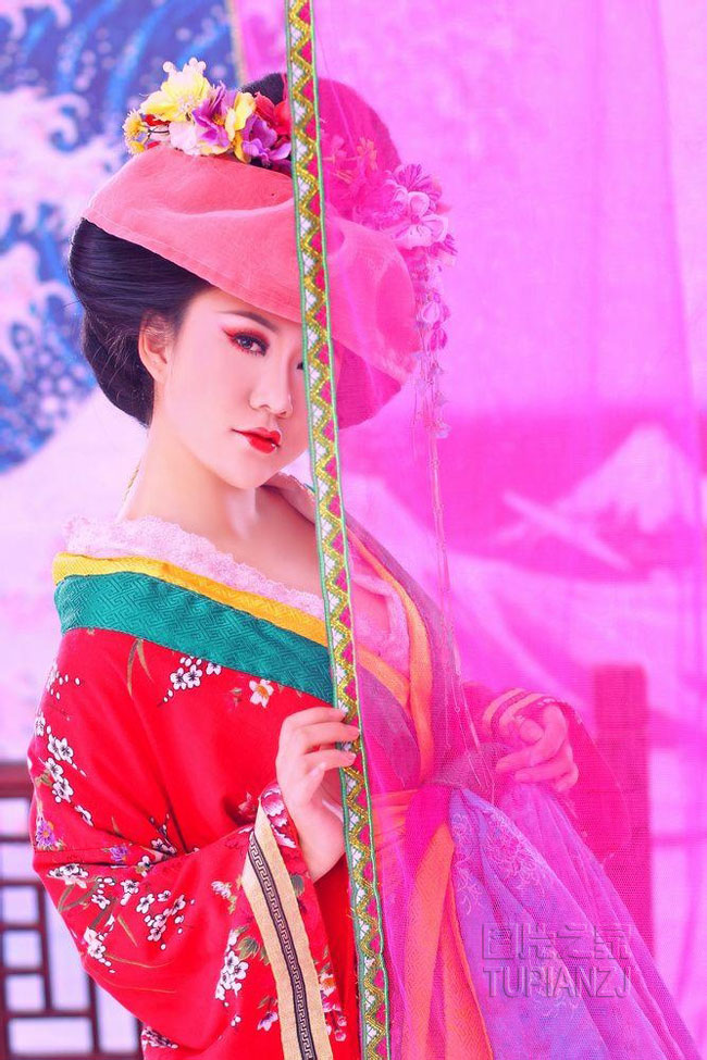 点击大图看下一张：撞色古装美女图 殷桃小嘴性感诱人