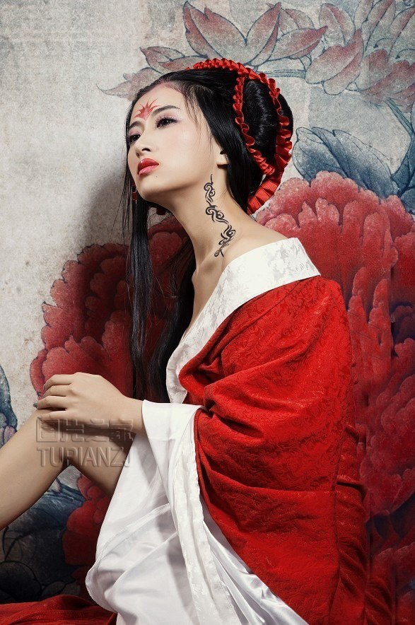 点击大图看下一张：女子性感古典红妆 香肩火辣身姿引人遐想