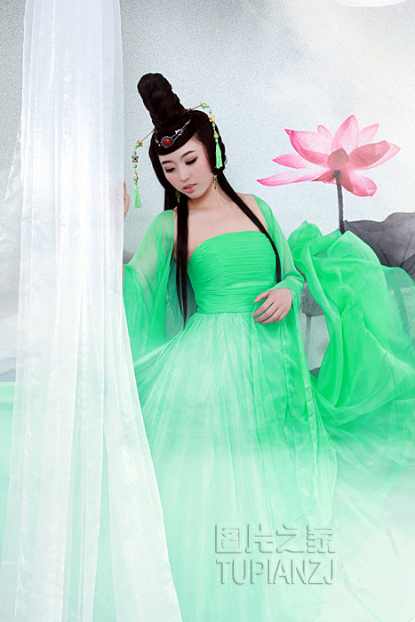 点击大图看下一张：古典绿衣性感少女图片 妩媚引遐想
