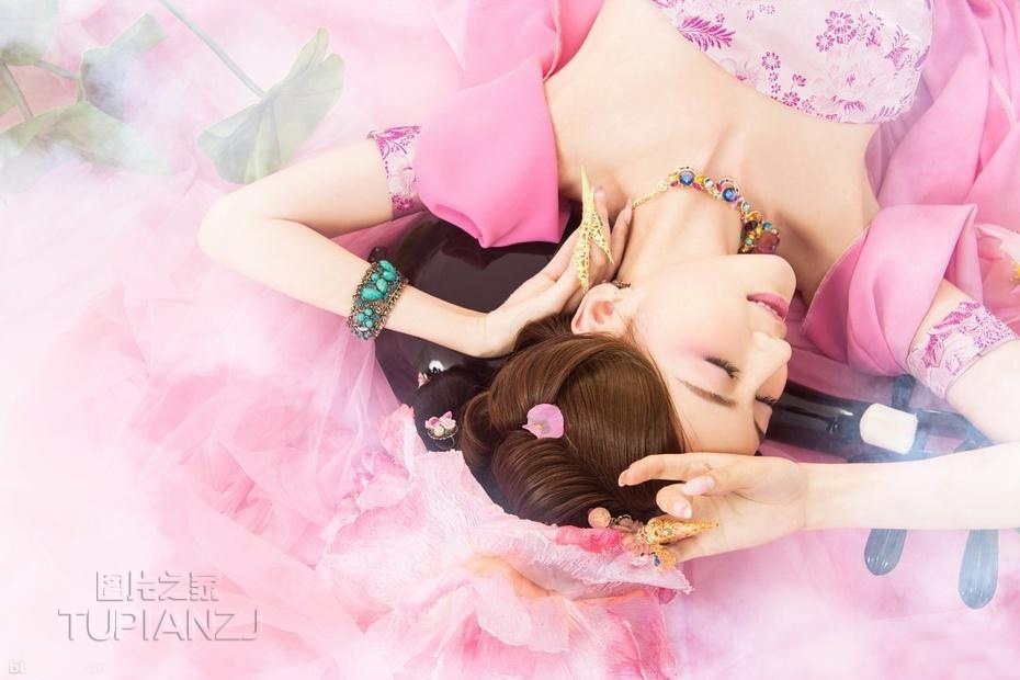点击大图看下一张：梦幻古装少女图片 粉色纱裙飘逸浪漫