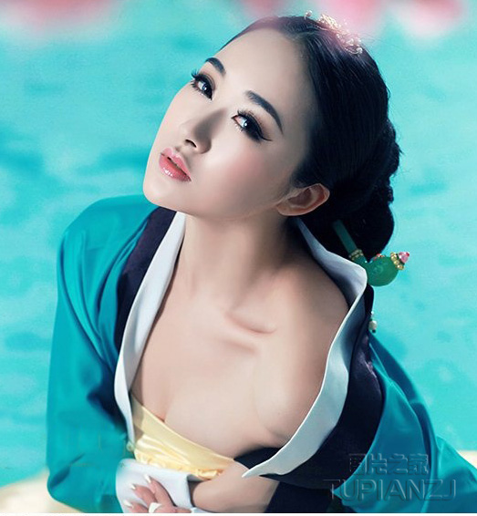 点击大图看下一张：朝鲜古装美女图 香肩酥胸撩人心