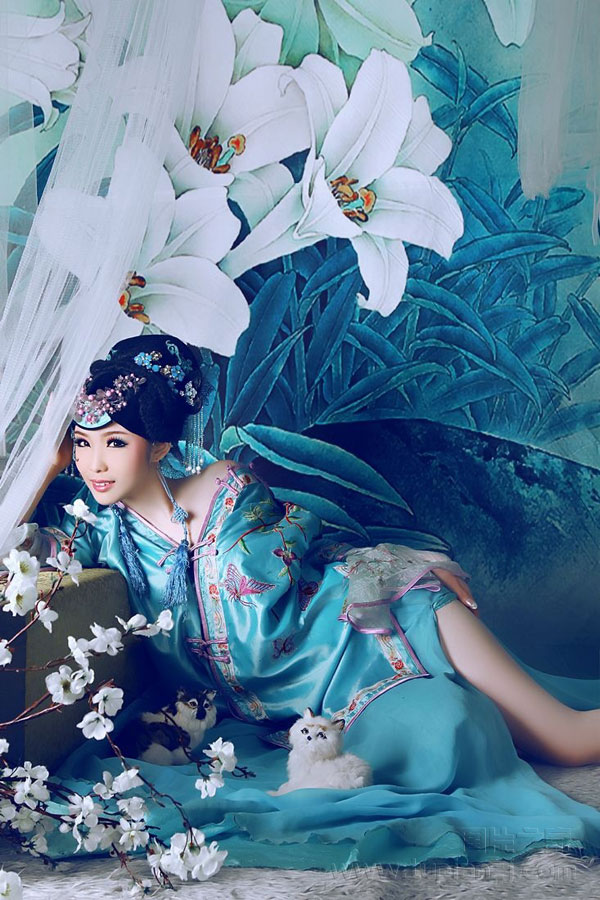 点击大图看下一张:蓝衣古装美女图 小露美腿展S形曲线