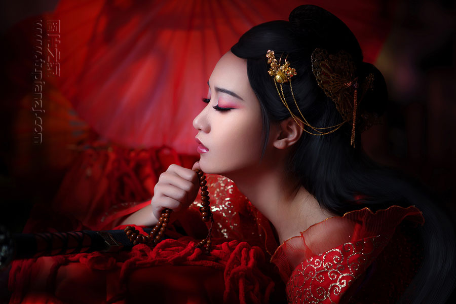 点击大图看下一张：古装美女图片 红色妖姬妩媚性感
