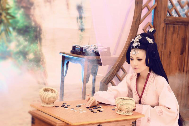 点击大图看下一张：仪静体闲的古典女人