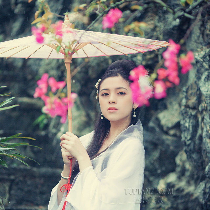 点击大图看下一张：江南风情古典女人唯美写真