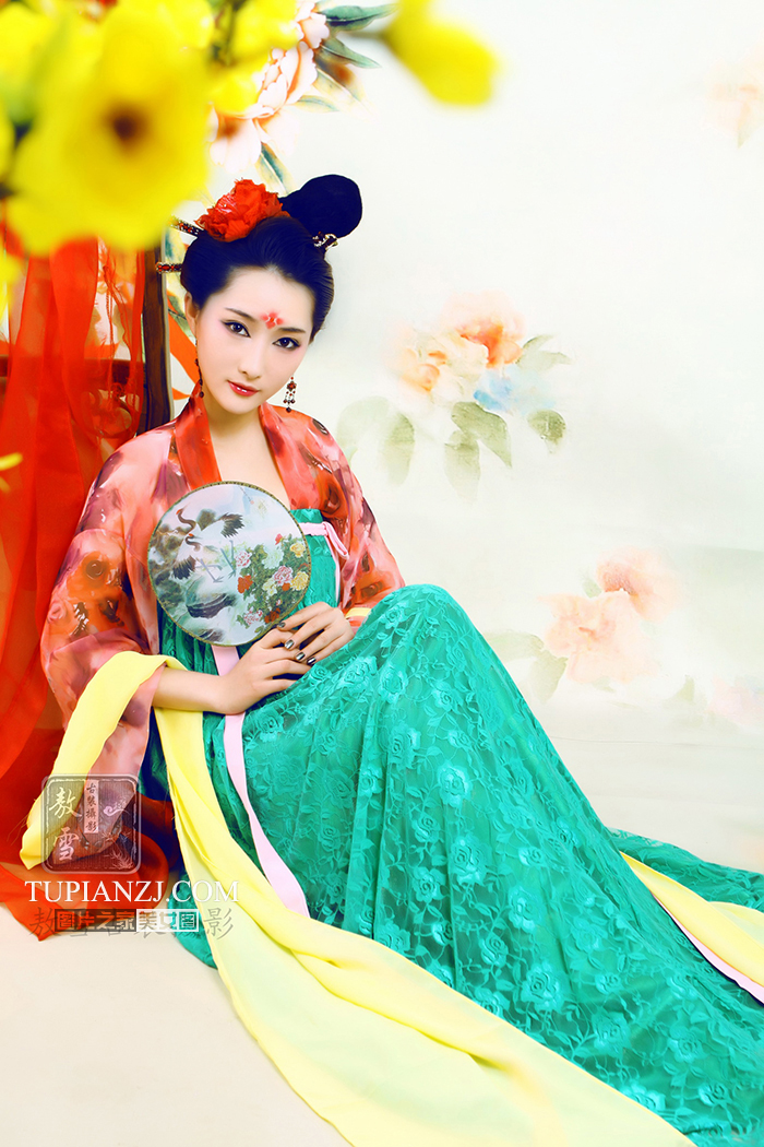 点击大图看下一张：中国古典美女美丽动人