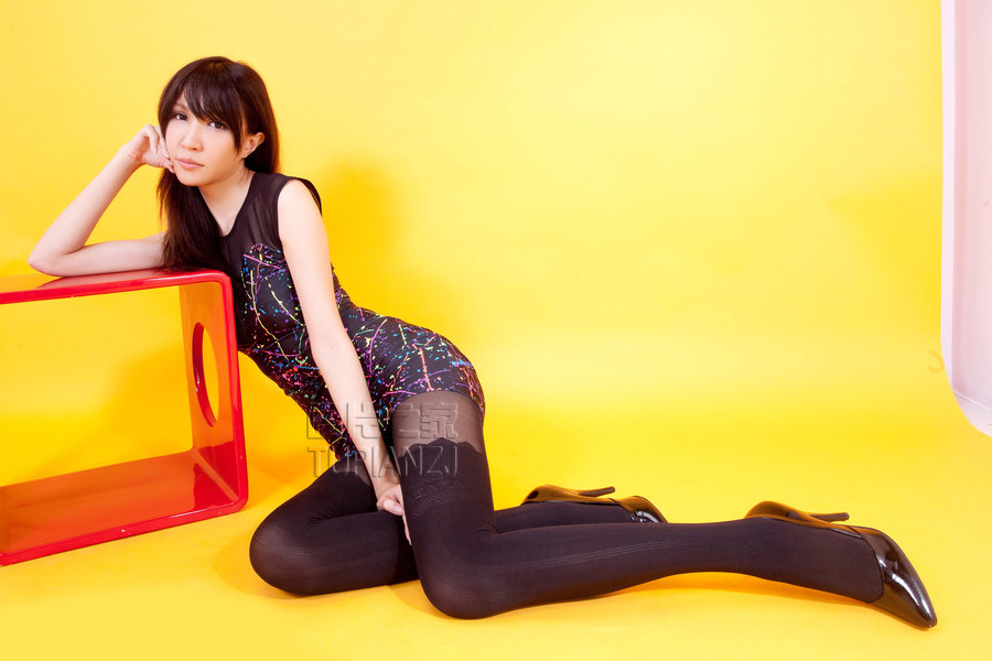 点击大图看下一张:黑丝长腿美女照 迷你短裙秀S曲线