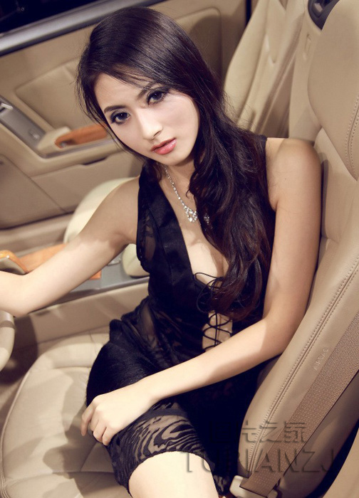 点击大图看下一张：黑丝薄纱美女车模写真5