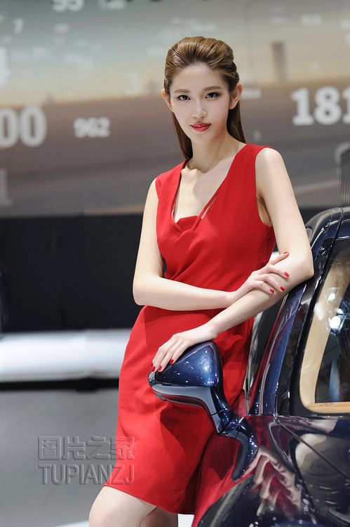 点击大图看下一张：红裙车模照 展优雅气质