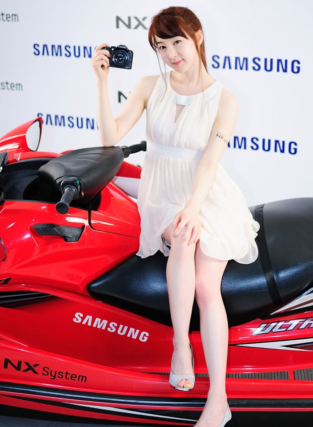 点击大图看下一张：韩国性感车模李佳娜 车展数码系列绝美动人