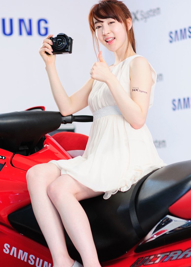 点击大图看下一张：韩国性感车模李佳娜 车展数码系列绝美动人