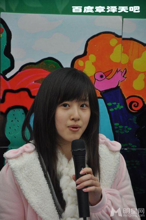 点击大图看下一张:奶茶妹妹章泽天素颜亮相南京网民大型公益植树活动现场(12)