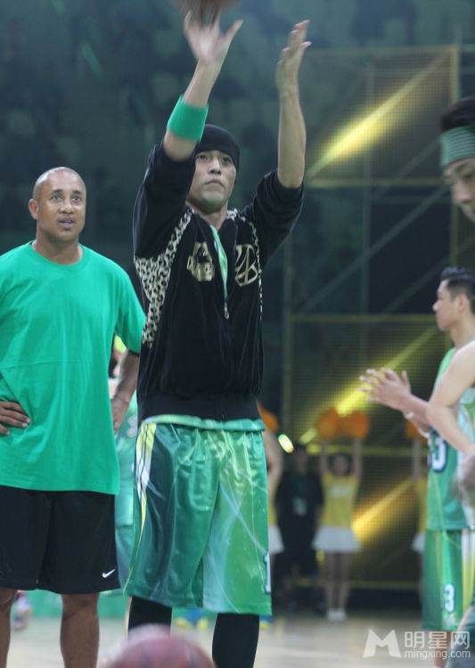 点击大图看下一张：明星篮球赛上海开赛 队长周杰伦忍痛上阵(5)