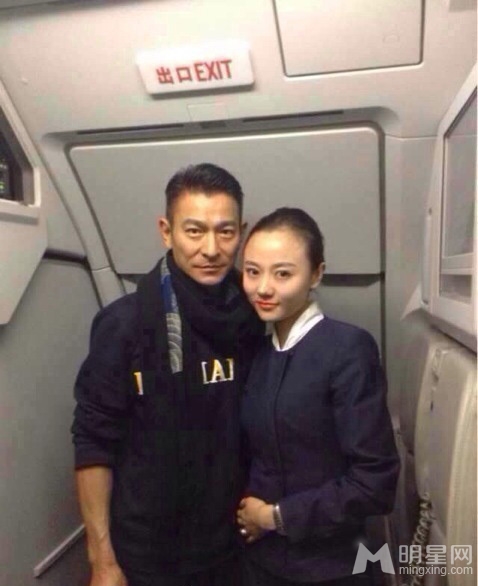 点击大图看下一张：2014空姐与明星云上合照 素颜曝光(20)