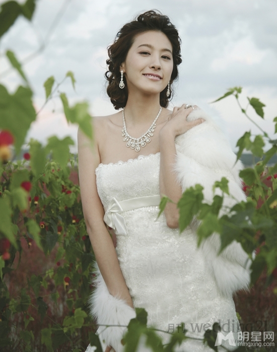 点击大图看下一张：韩国女演员刘仁英婚纱写真(2)