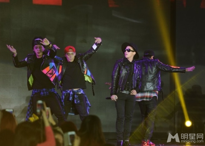 点击大图看下一张：Bigbang成员GD北京热辣开唱 杜海涛跪求合影(7)