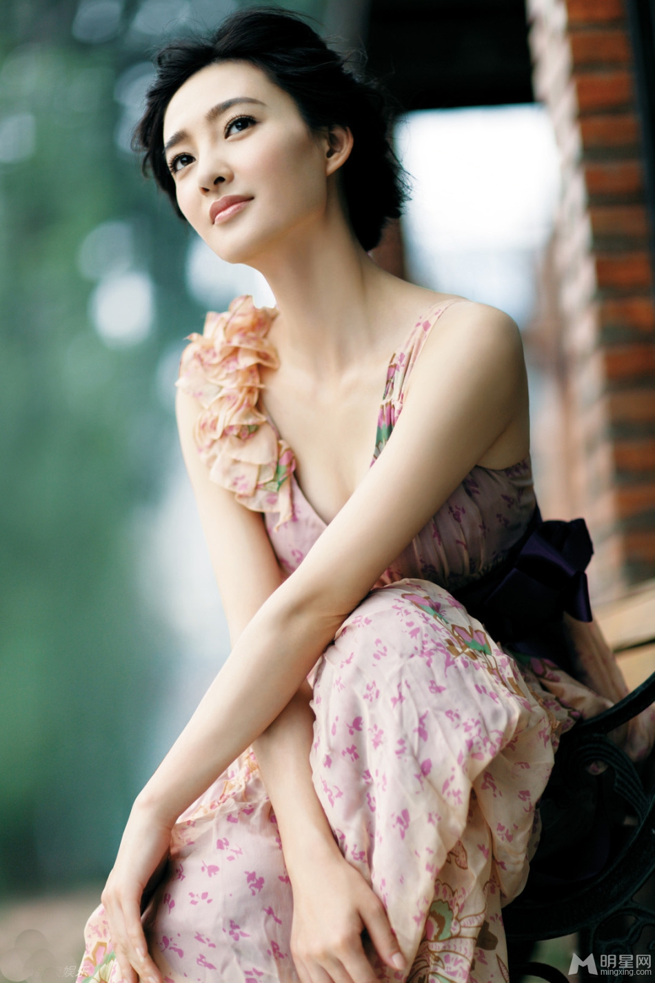 点击大图看下一张：王丽坤优雅拖地长裙亮丽写真(4)
