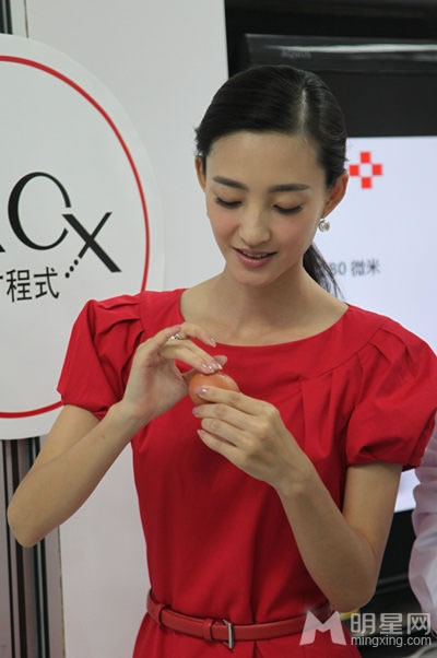 点击大图看下一张：王丽坤着红裙亮相 当众卸妆被赞中国好肌肤(0)