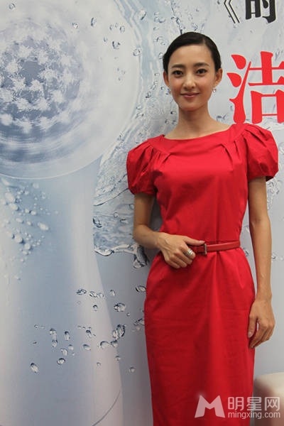 点击大图看下一张：王丽坤着红裙亮相 当众卸妆被赞中国好肌肤(4)