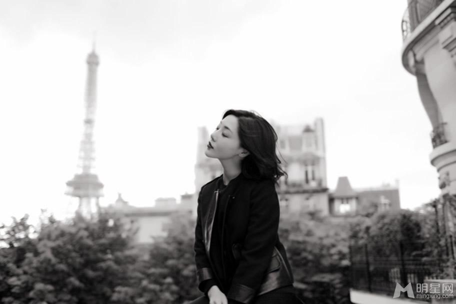 点击大图看下一张：邓家佳巴黎拍写真 黑白色调时尚气息弥漫(2)