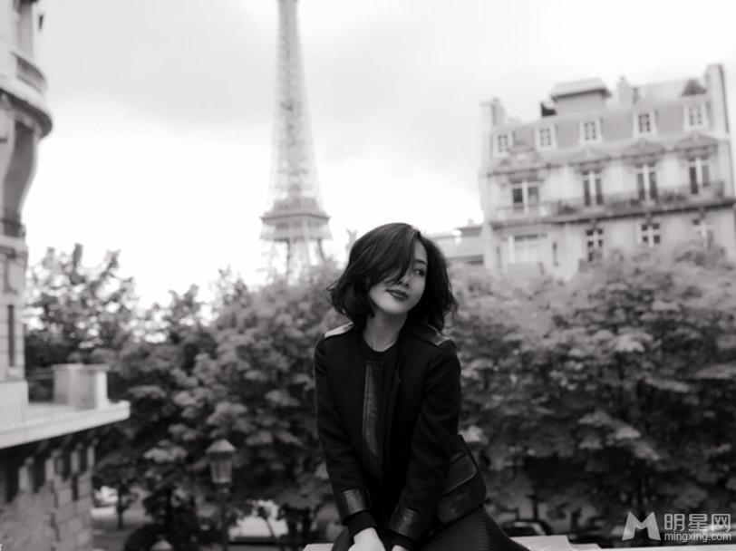 点击大图看下一张：邓家佳巴黎拍写真 黑白色调时尚气息弥漫(3)