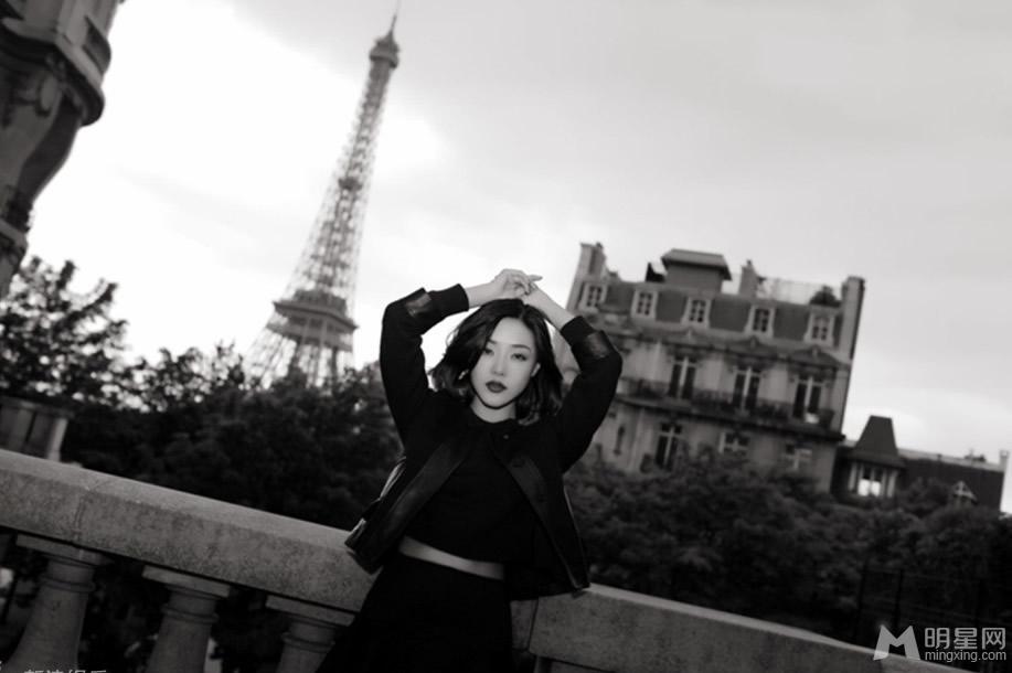 点击大图看下一张：邓家佳巴黎拍写真 黑白色调时尚气息弥漫(0)