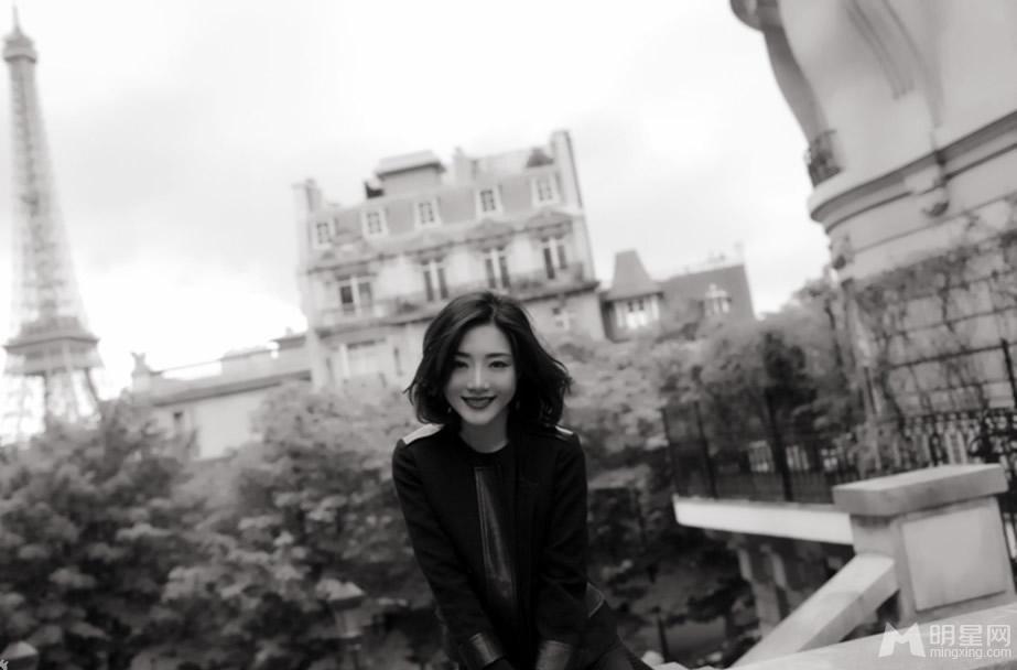 点击大图看下一张：邓家佳巴黎拍写真 黑白色调时尚气息弥漫(6)