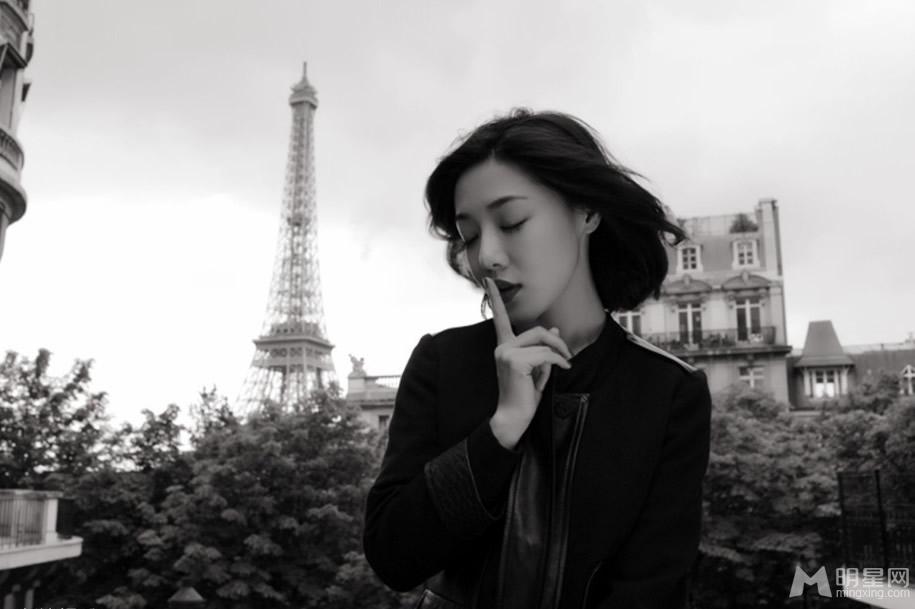 点击大图看下一张：邓家佳巴黎拍写真 黑白色调时尚气息弥漫(4)