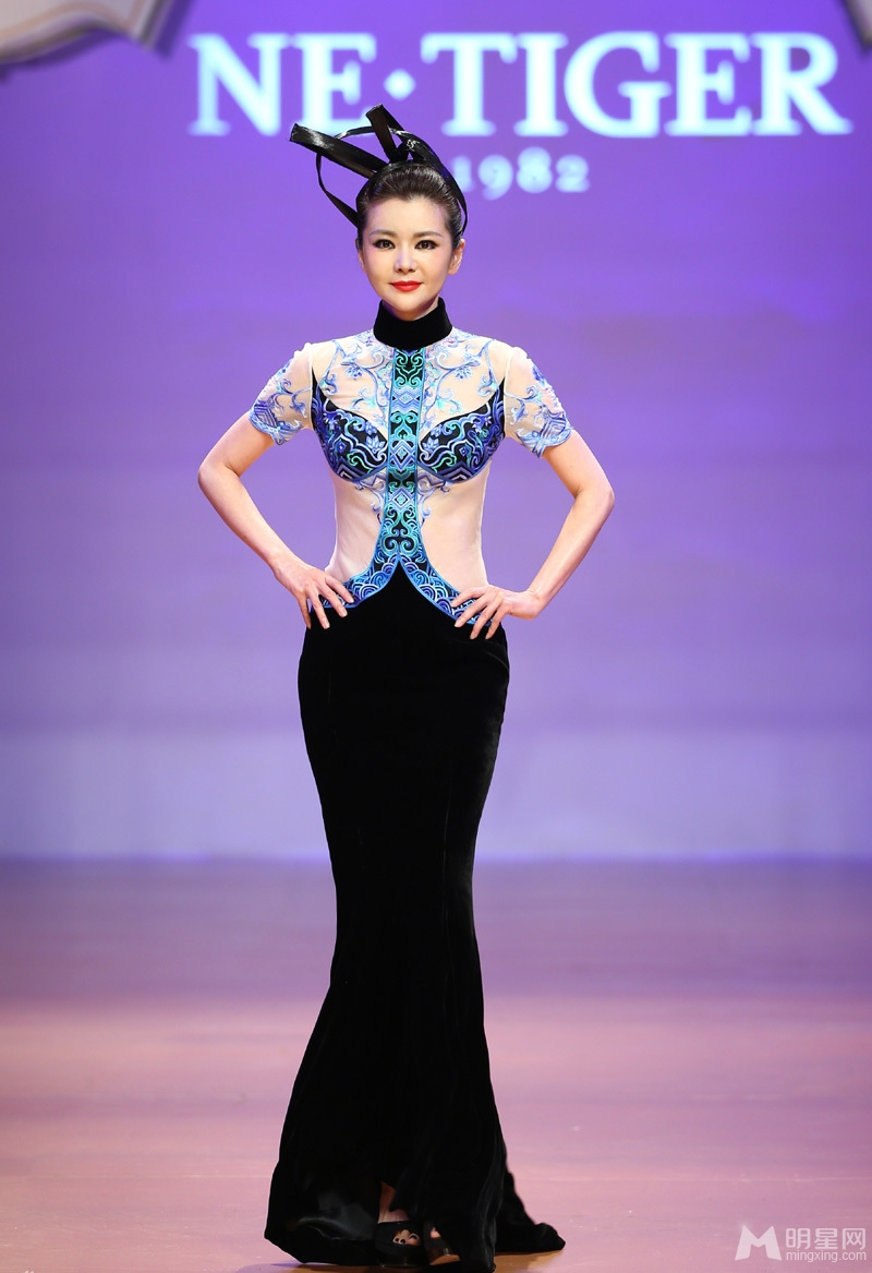 点击大图看下一张：刘芸欧美范现身中国时装周 张瑞希复古时尚(3)