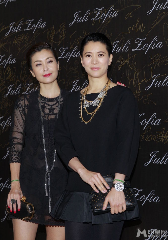 点击大图看下一张:李亚鹏离婚后现身笑容满面 刘嘉玲蕾丝裙扮嫩(12)