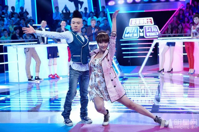 点击大图看下一张:王祖蓝李亚男助阵男左女右 现场秀恩爱(10)