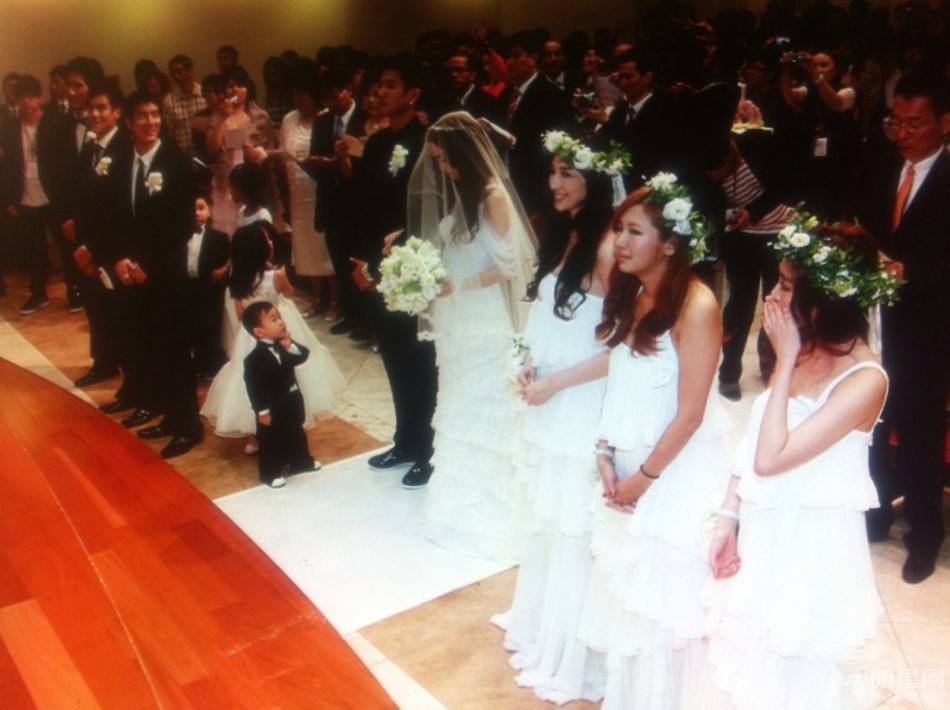 点击大图看下一张：范范黑人结婚两周年纪念日微博晒婚礼照片(0)