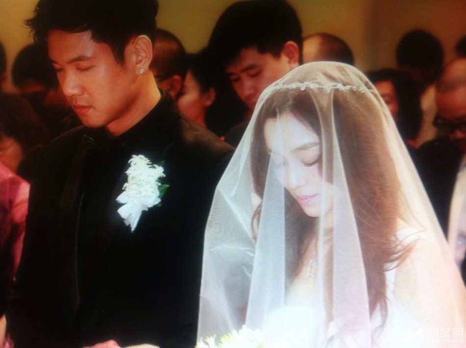 点击大图看下一张：范范黑人结婚两周年纪念日微博晒婚礼照片(4)